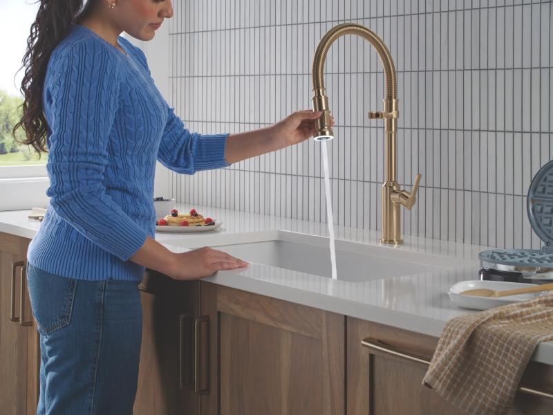 DELTA Cordova Single Handle Pull-Down Kitchen Faucet With Spring Spout — Lumicoat® Champagne Bronze