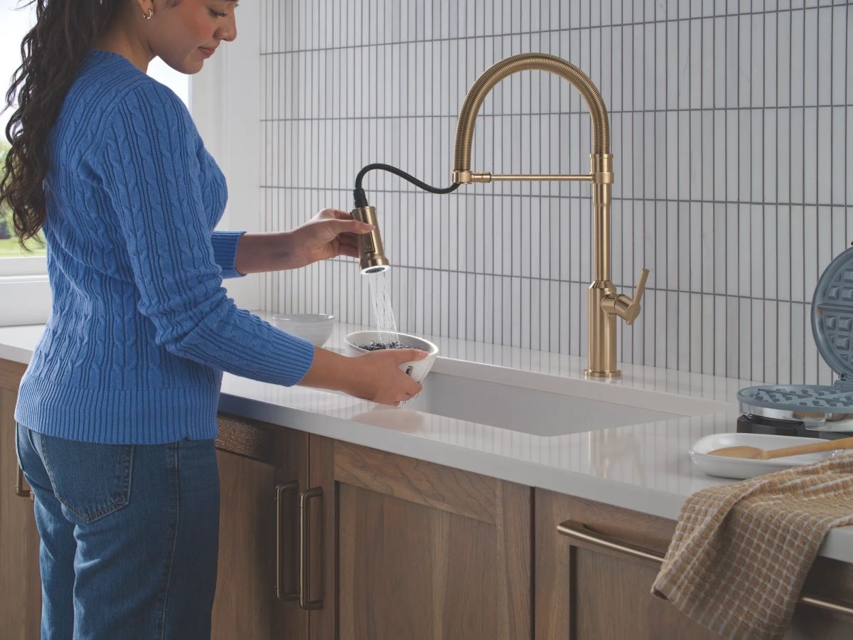 DELTA Cordova Single Handle Pull-Down Kitchen Faucet With Spring Spout — Lumicoat® Champagne Bronze