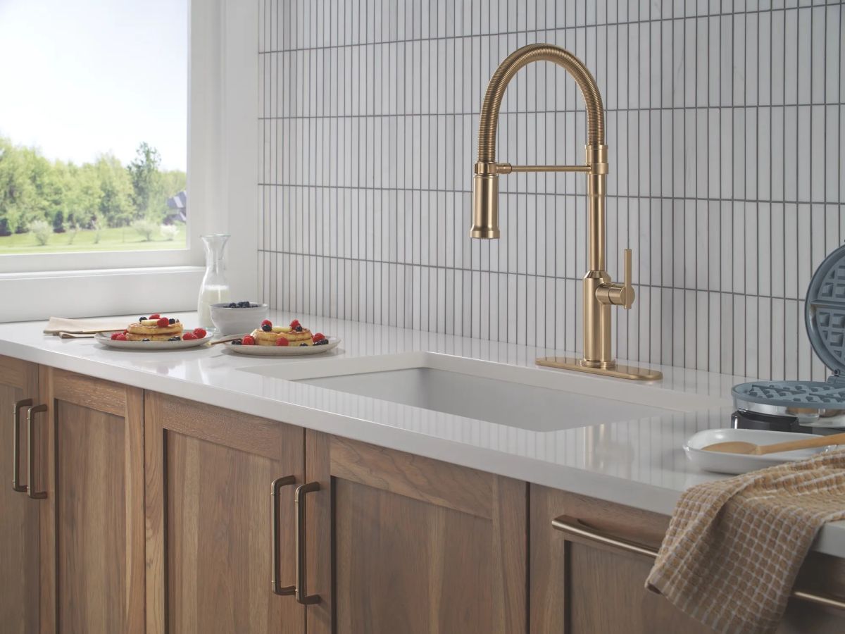 DELTA Cordova Single Handle Pull-Down Kitchen Faucet With Spring Spout — Lumicoat® Champagne Bronze