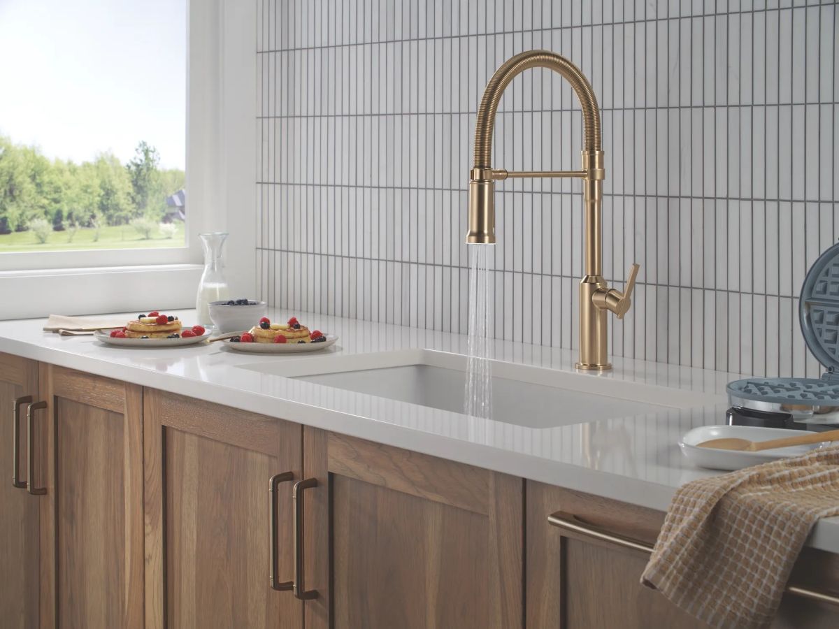 DELTA Cordova Single Handle Pull-Down Kitchen Faucet With Spring Spout — Lumicoat® Champagne Bronze