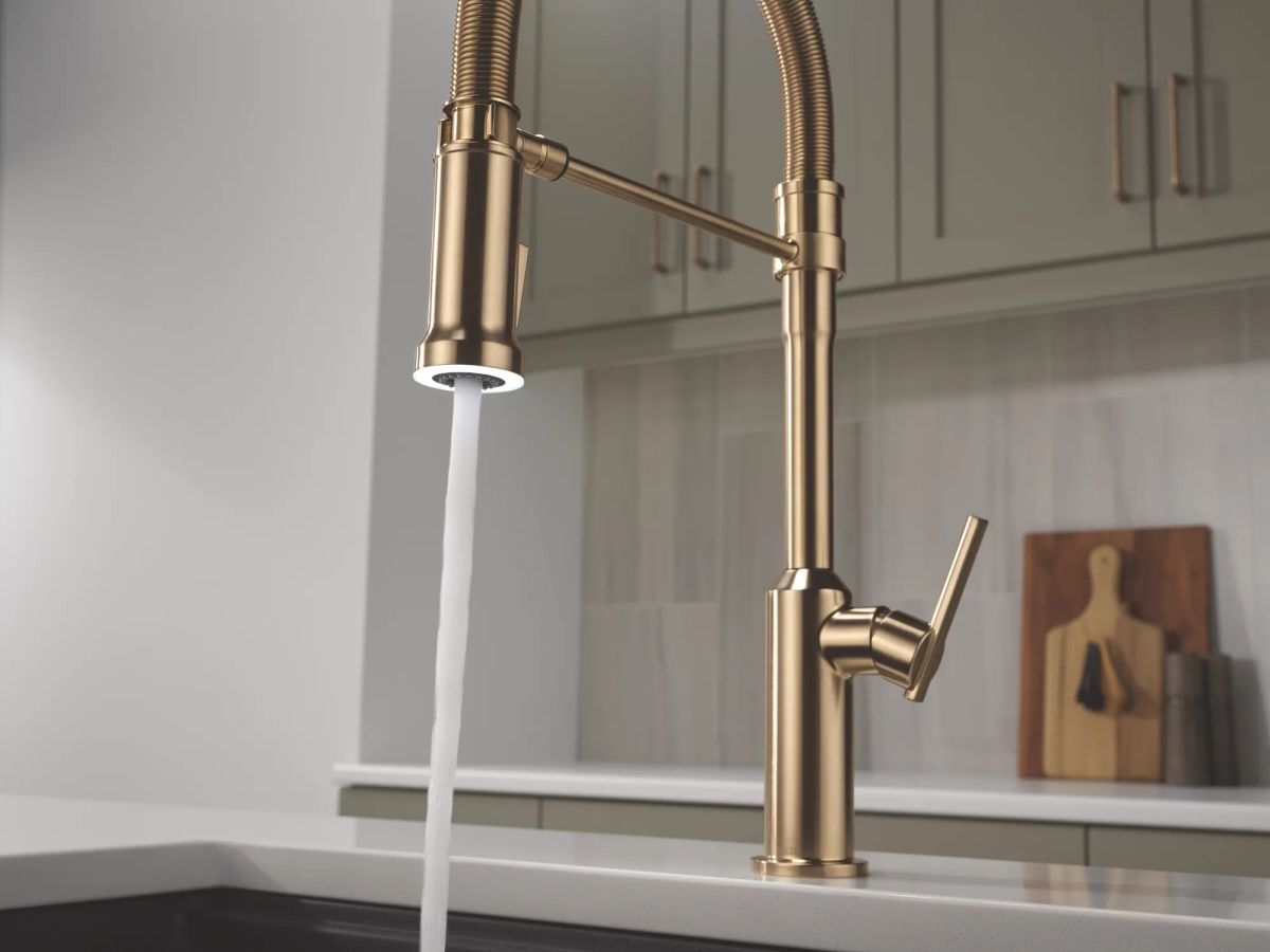 DELTA Cordova Single Handle Pull-Down Kitchen Faucet With Spring Spout — Lumicoat® Champagne Bronze