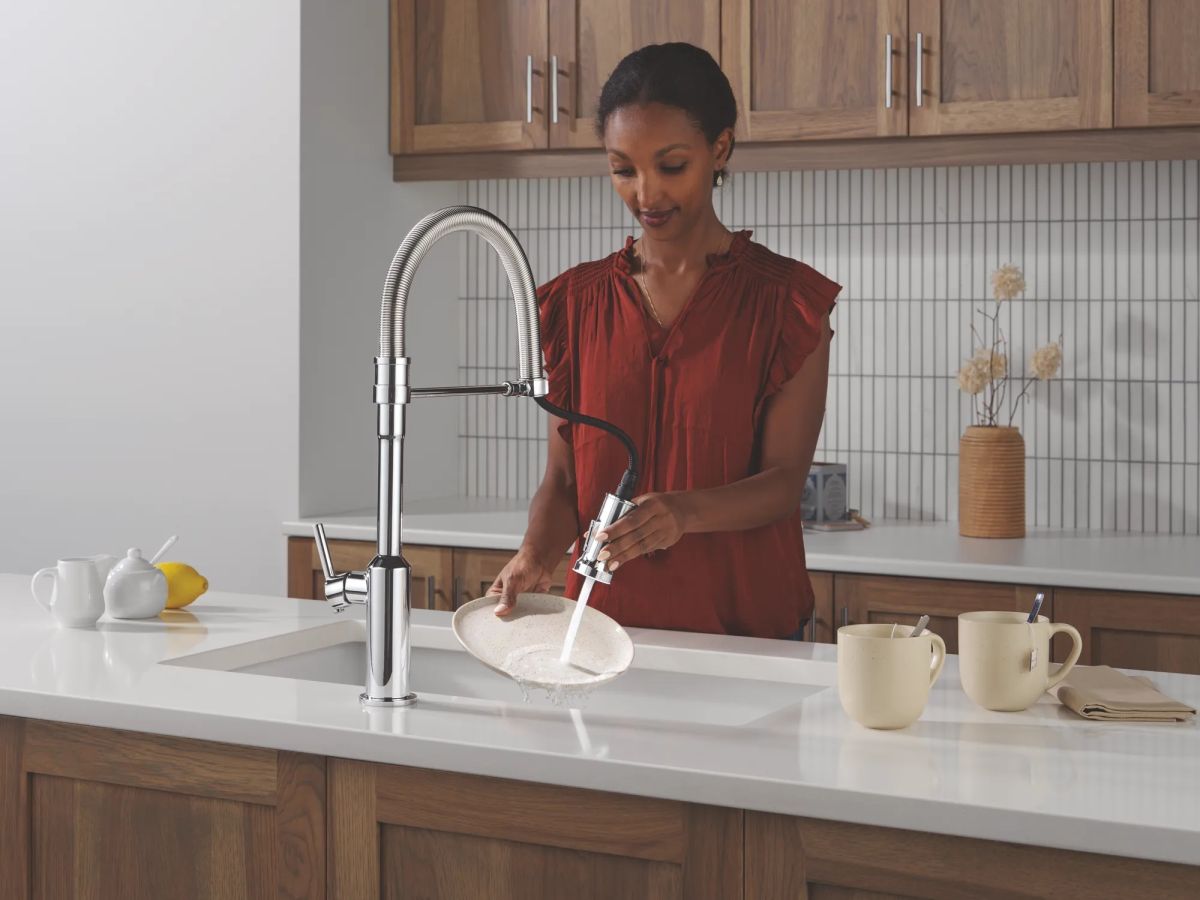 DELTA Cordova Single Handle Pull-Down Kitchen Faucet With Spring Spout — Lumicoat® Chrome