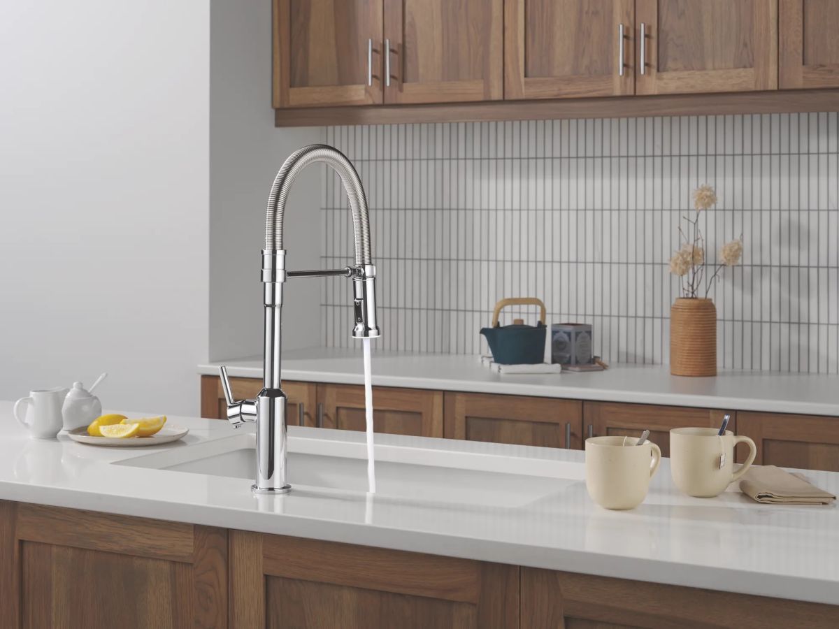 DELTA Cordova Single Handle Pull-Down Kitchen Faucet With Spring Spout — Lumicoat® Chrome