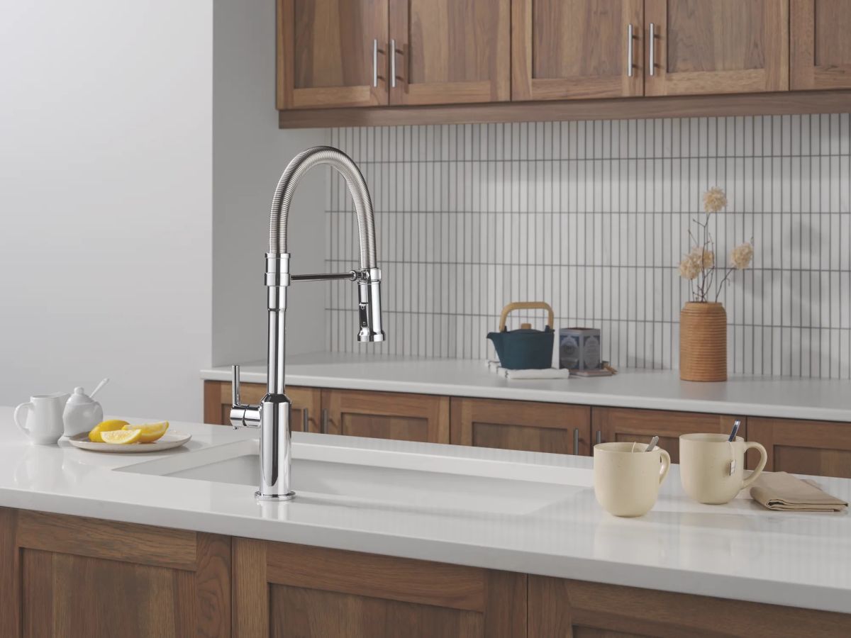 DELTA Cordova Single Handle Pull-Down Kitchen Faucet With Spring Spout — Lumicoat® Chrome