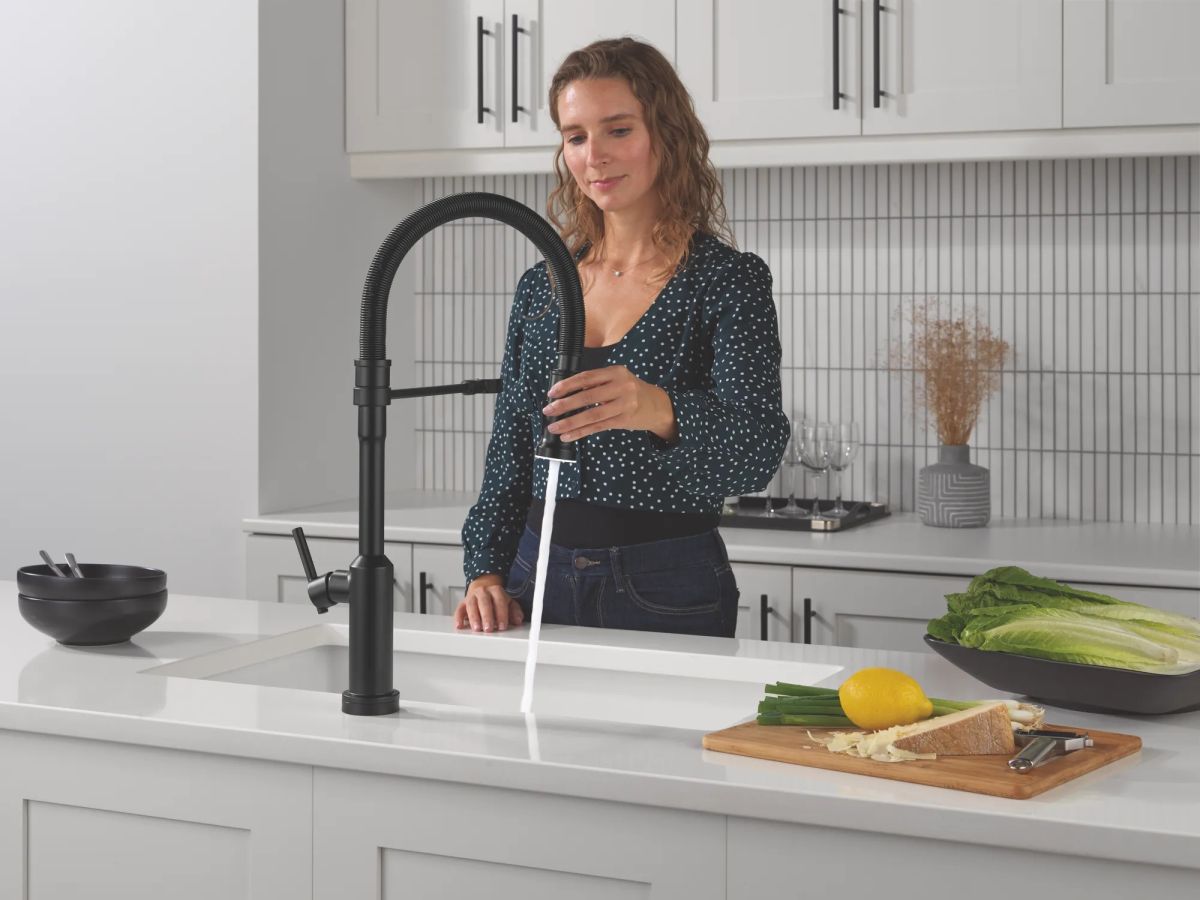 DELTA Cordova Touch2O Technology Kitchen Faucet with Touchless Technology — Matte Black