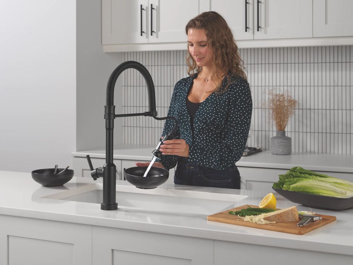 DELTA Cordova Touch2O Technology Kitchen Faucet with Touchless Technology — Matte Black