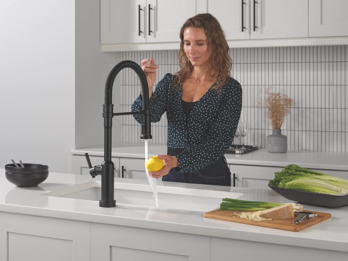 DELTA Cordova Touch2O Technology Kitchen Faucet with Touchless Technology — Matte Black