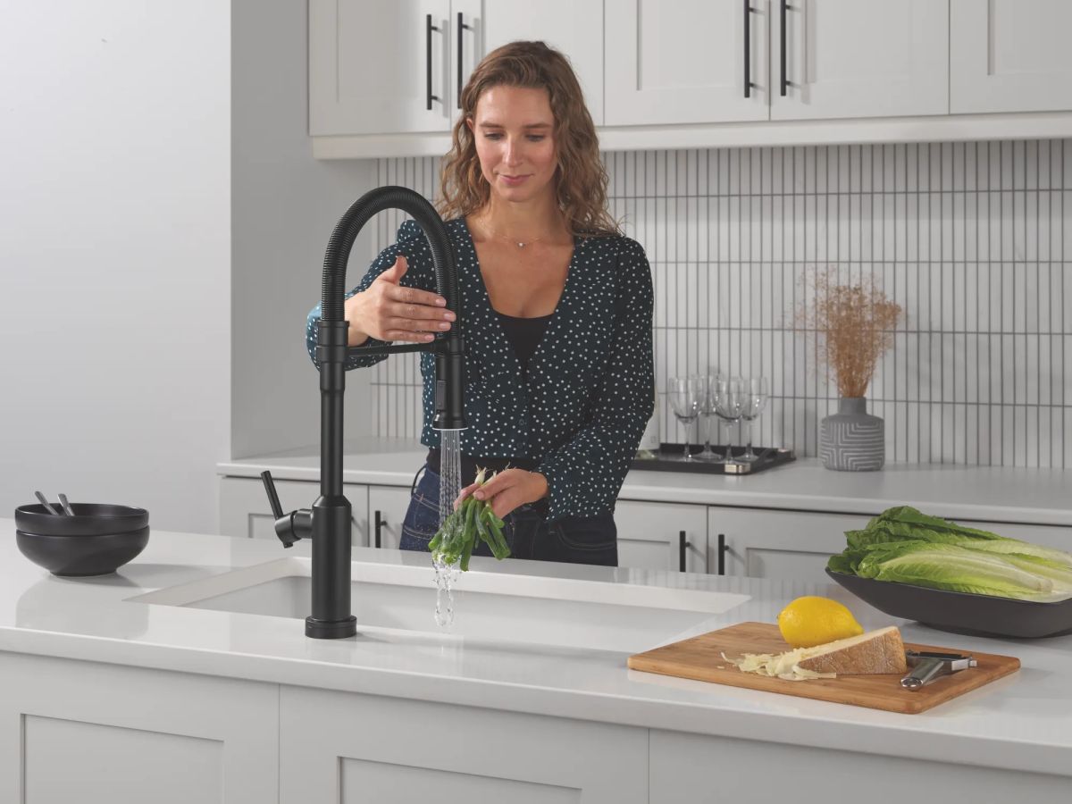 DELTA Cordova Touch2O Technology Kitchen Faucet with Touchless Technology — Matte Black