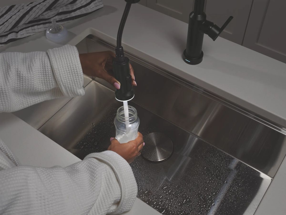 DELTA Cordova Touch2O Technology Kitchen Faucet with Touchless Technology — Matte Black