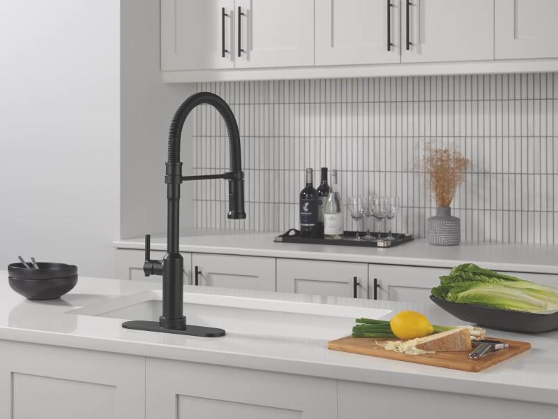 DELTA Cordova Touch2O Technology Kitchen Faucet with Touchless Technology — Matte Black