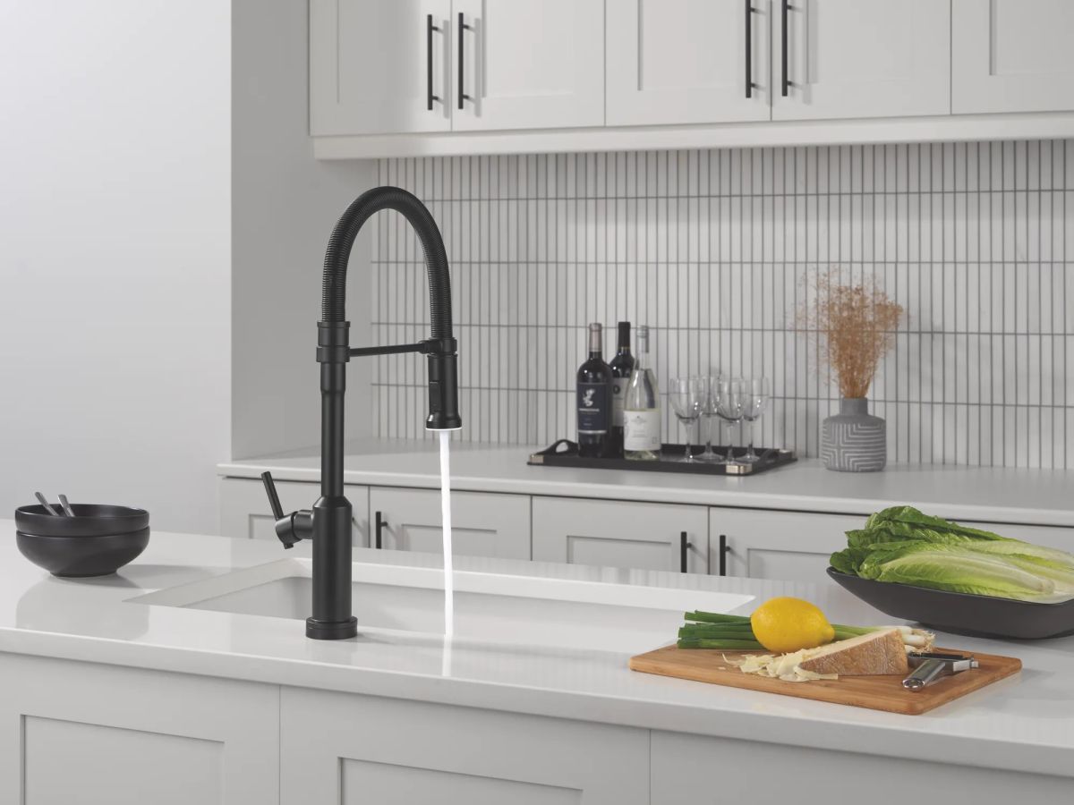 DELTA Cordova Touch2O Technology Kitchen Faucet with Touchless Technology — Matte Black