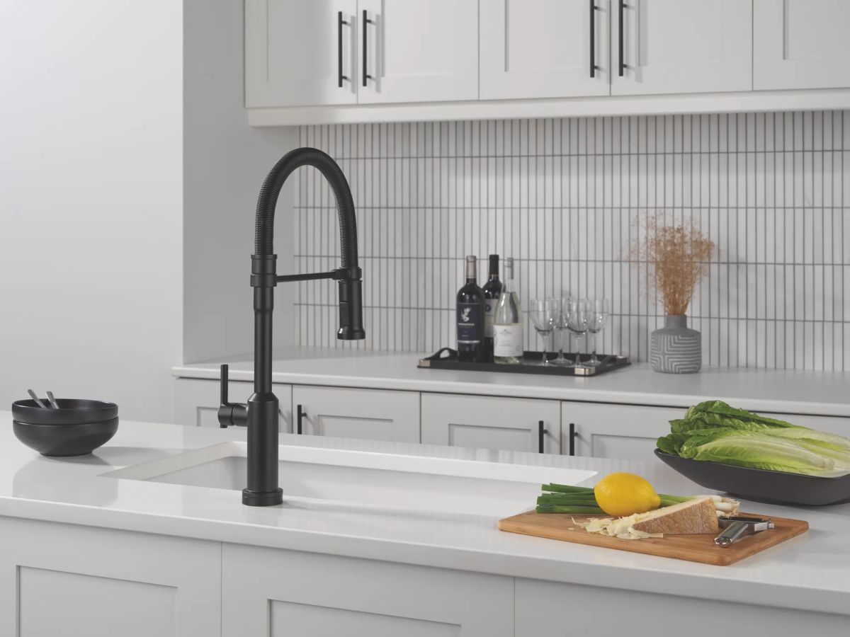 DELTA Cordova Touch2O Technology Kitchen Faucet with Touchless Technology — Matte Black