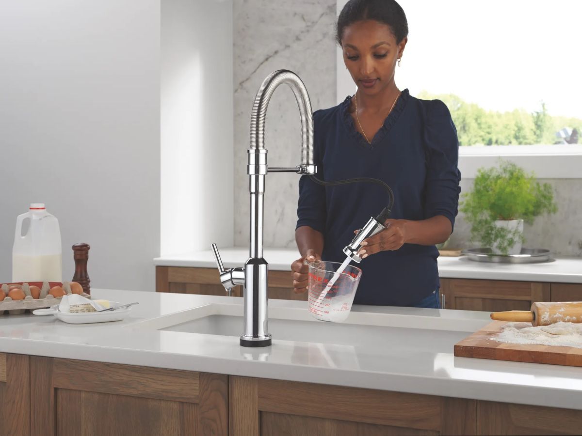 DELTA Cordova Touch2O Technology Kitchen Faucet with Touchless Technology — Lumicoat® Chrome