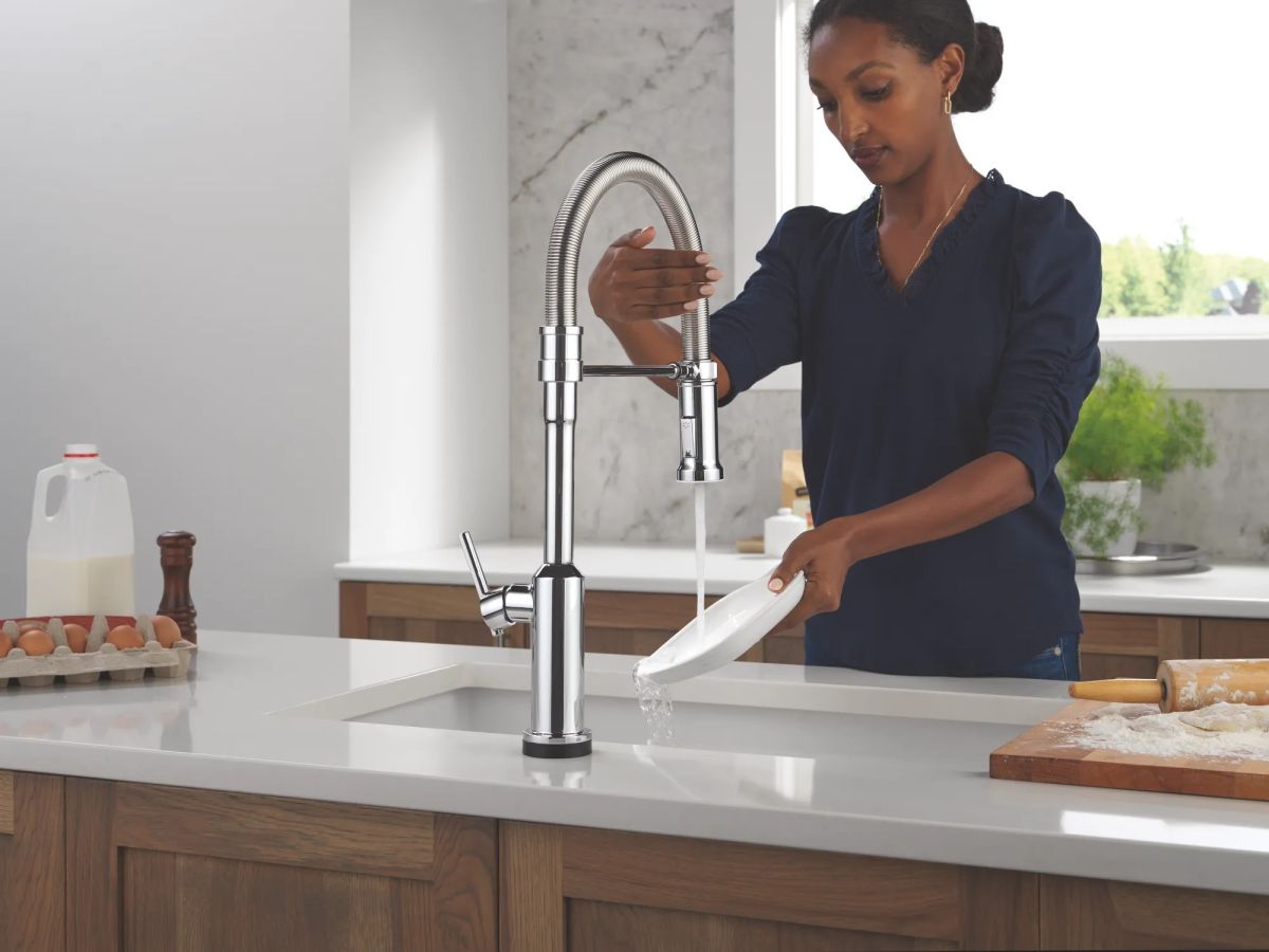 DELTA Cordova Touch2O Technology Kitchen Faucet with Touchless Technology — Lumicoat® Chrome