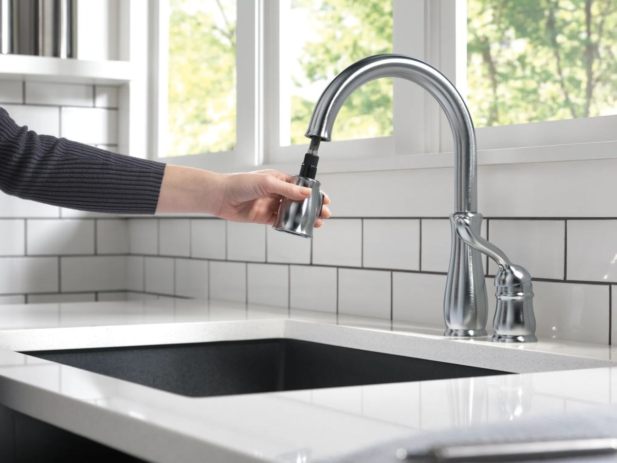 DELTA Leland Single Handle Pull-Down Kitchen Faucet — Arctic Stainless