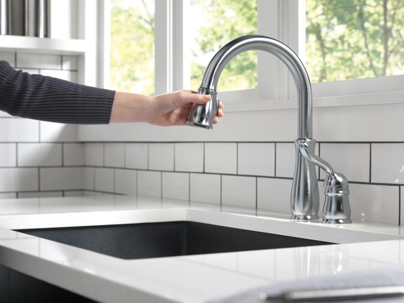 DELTA Leland Single Handle Pull-Down Kitchen Faucet — Arctic Stainless