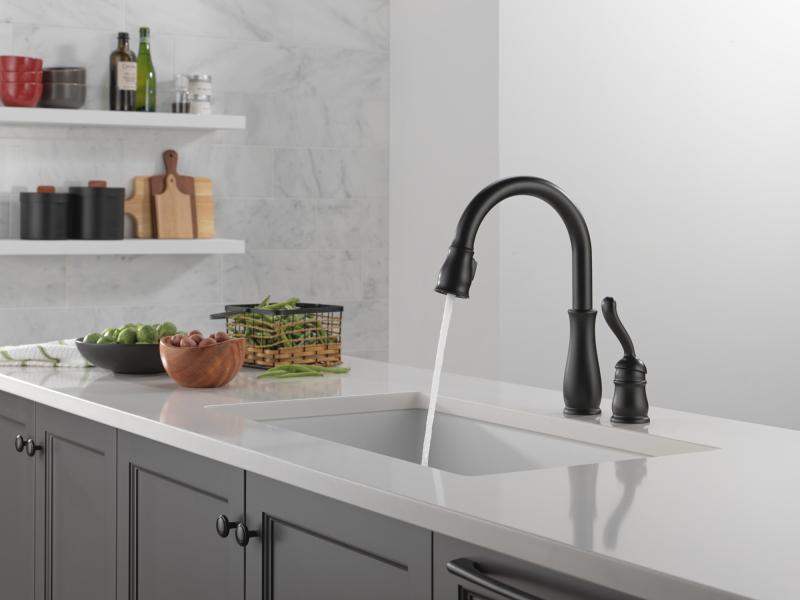 DELTA Leland Single Handle Pull-Down Kitchen Faucet — Matte Black