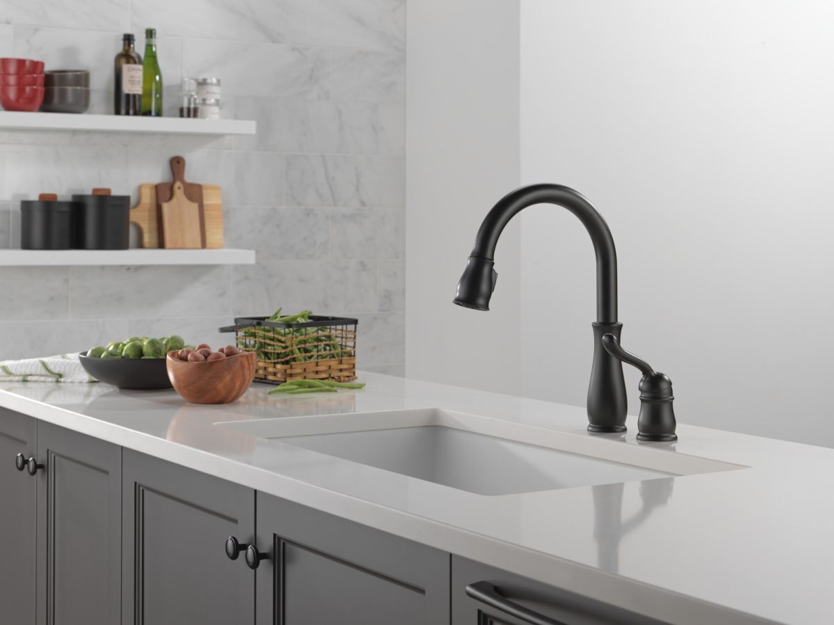 DELTA Leland Single Handle Pull-Down Kitchen Faucet — Matte Black