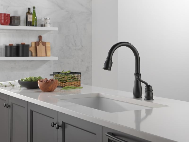 DELTA Leland Single Handle Pull-Down Kitchen Faucet — Matte Black