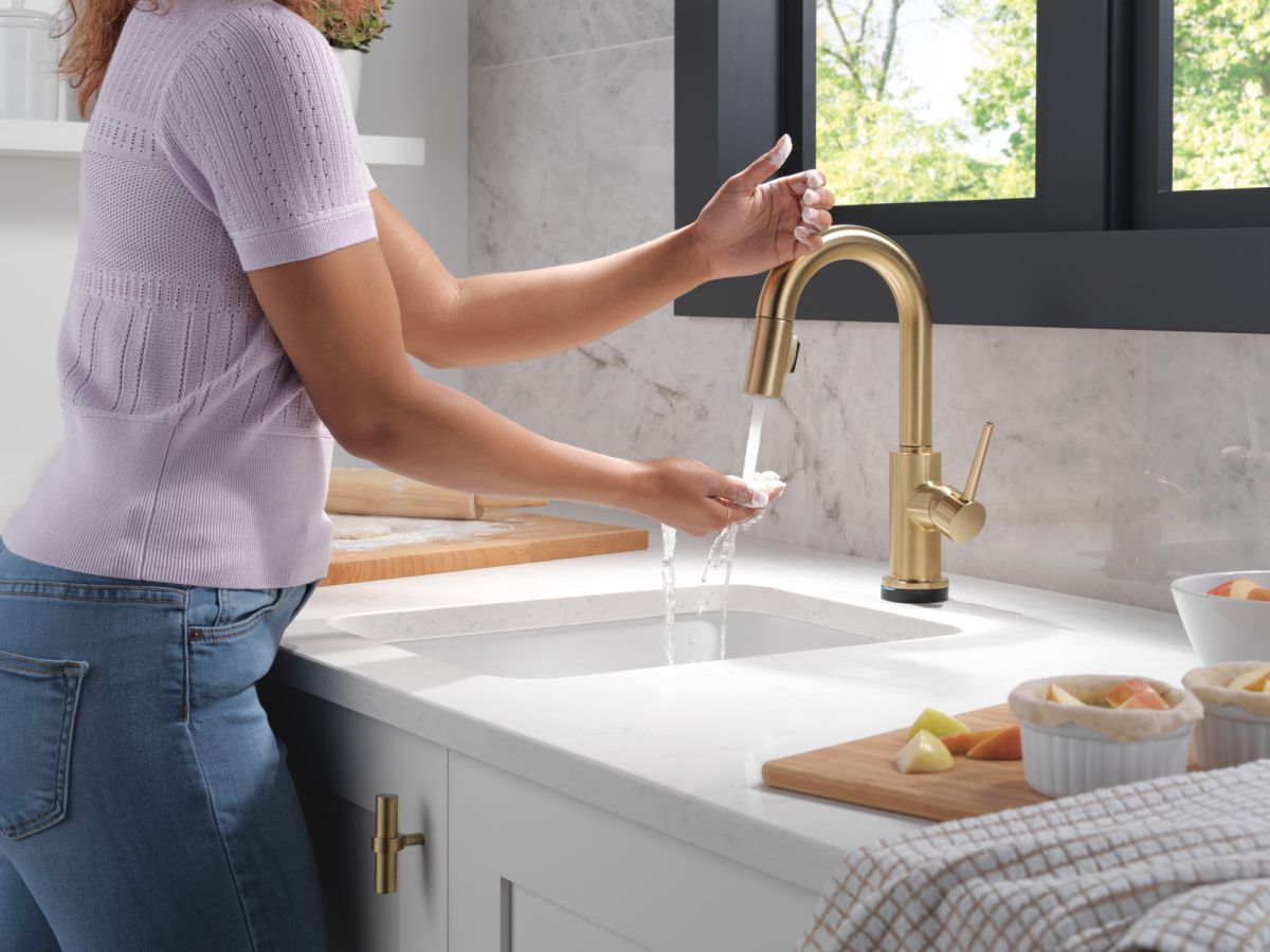 DELTA Trinsic Touch2O Bar / Prep Faucet with Touchless Technology — Champagne Bronze