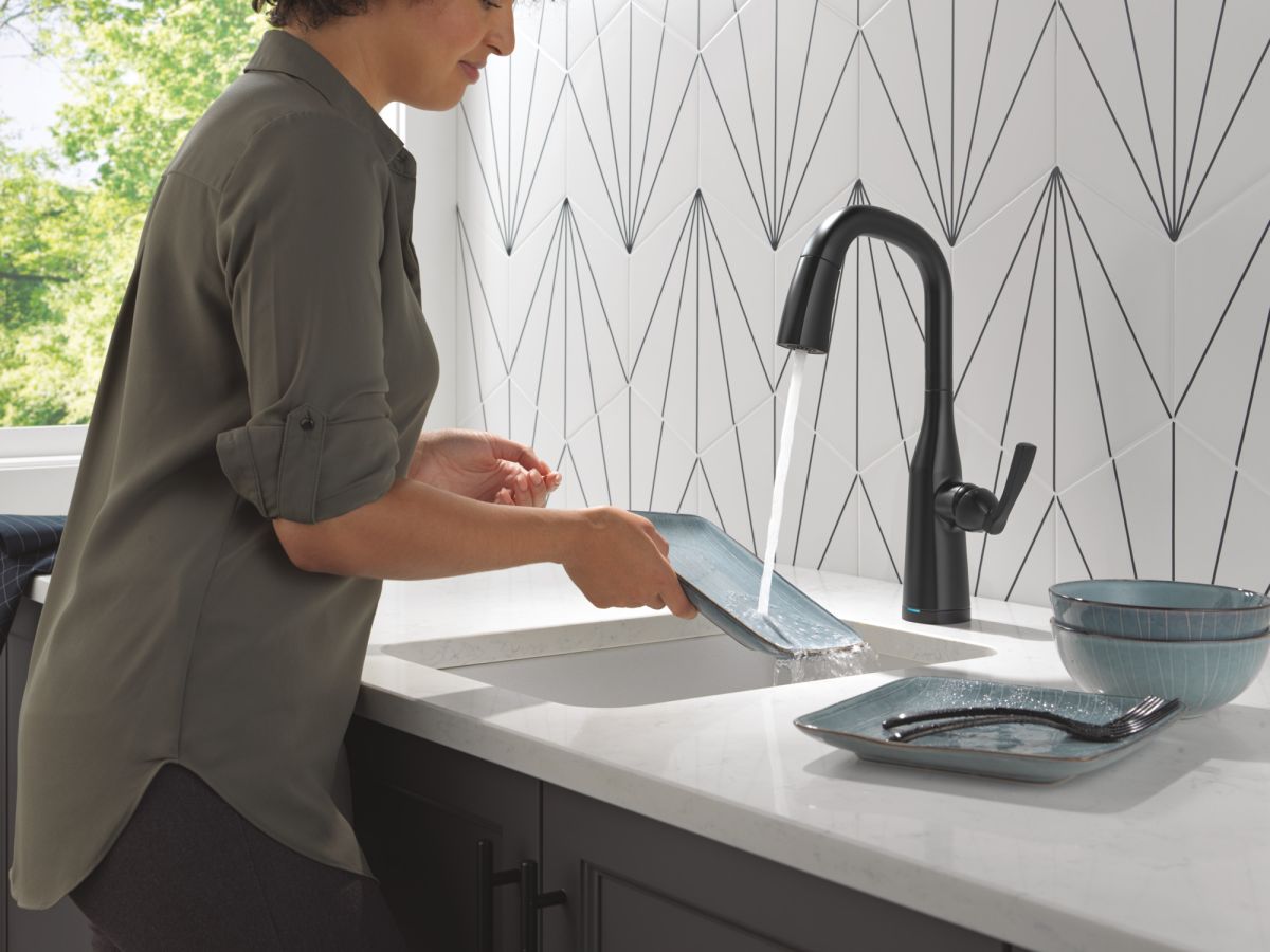 DELTA Stryke Touch2O Bar / Prep Faucet with Touchless Technology — Matte Black