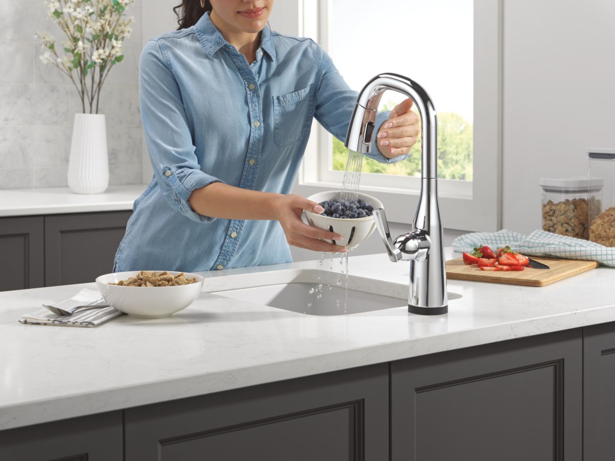 DELTA Stryke Touch2O Bar / Prep Faucet with Touchless Technology — Lumicoat® Chrome