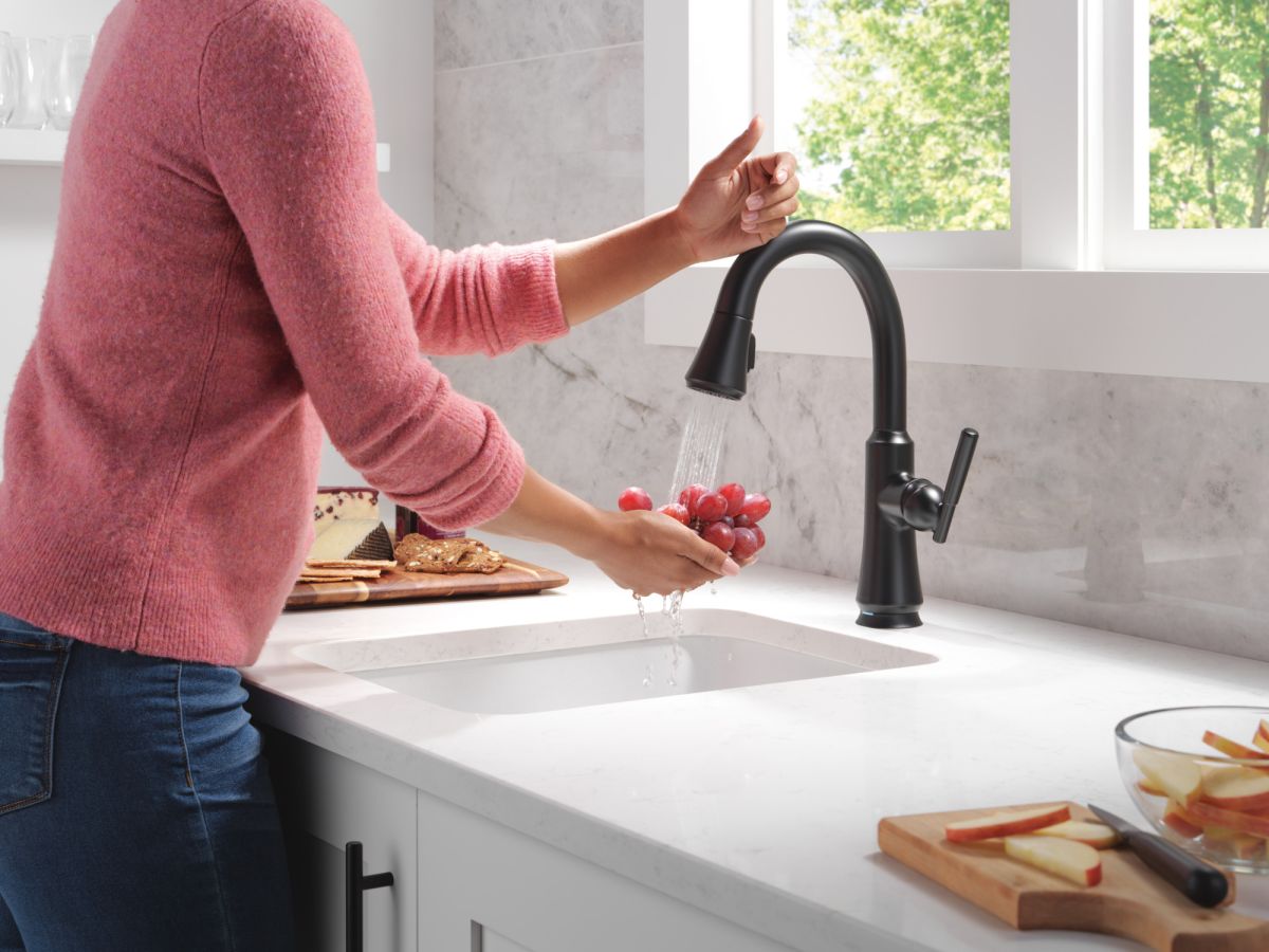 DELTA Coranto Touch2O Bar / Prep Faucet with Touchless Technology — Matte Black