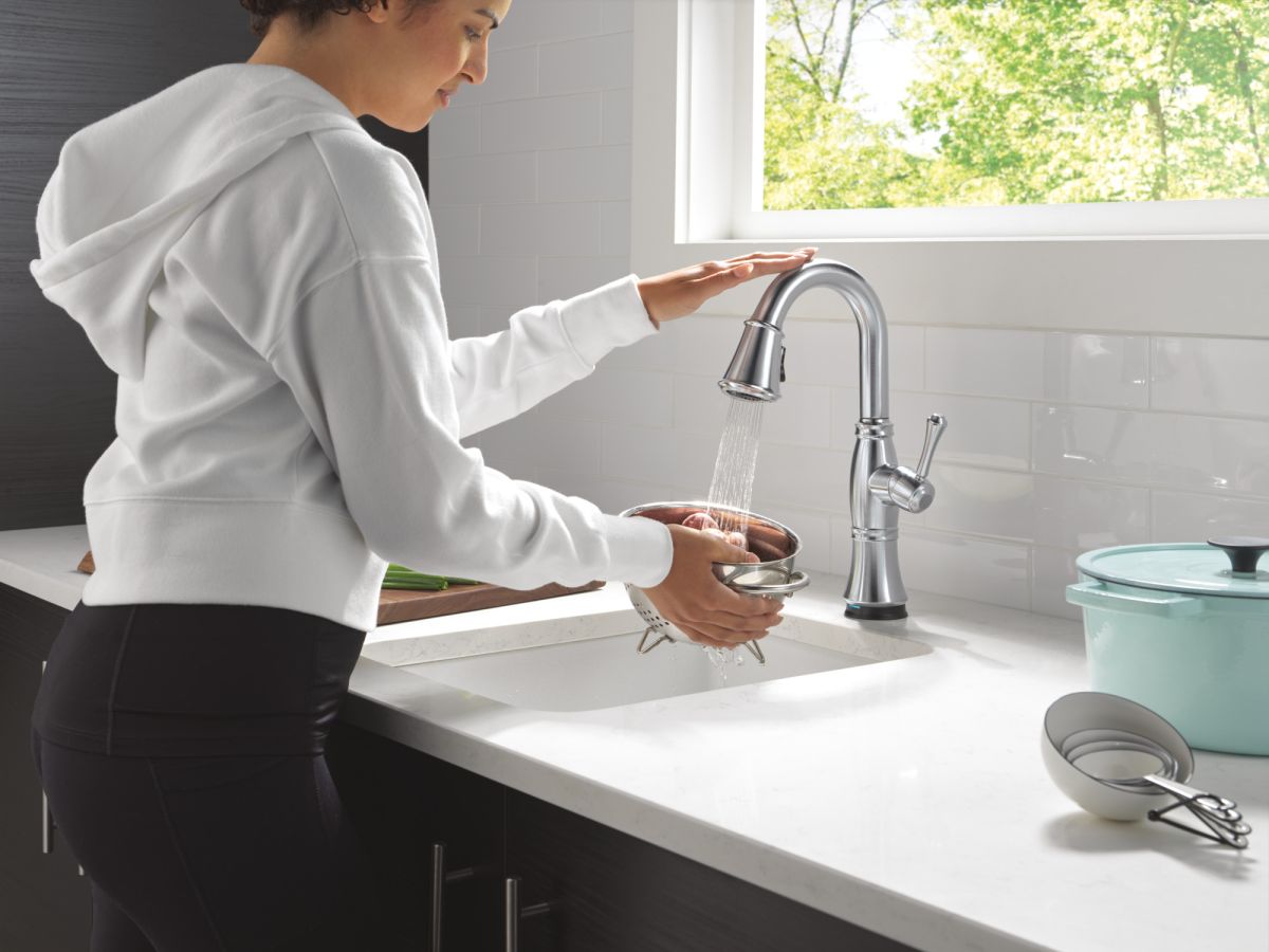 DELTA Cassidy Touch2O Bar / Prep Faucet with Touchless Technology — Lumicoat® Arctic Stainless