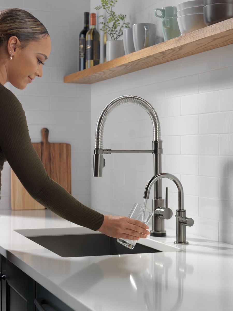 DELTA Trinsic Single-Handle Pull-Down Spring Kitchen Faucet with Touch2O Technology — Black Stainless