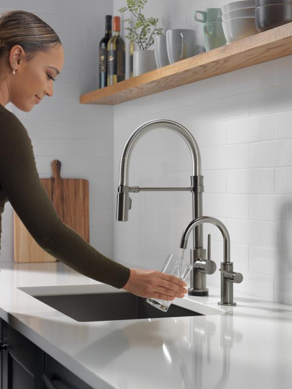 DELTA Trinsic Single-Handle Pull-Down Spring Kitchen Faucet with Touch2O Technology — Black Stainless