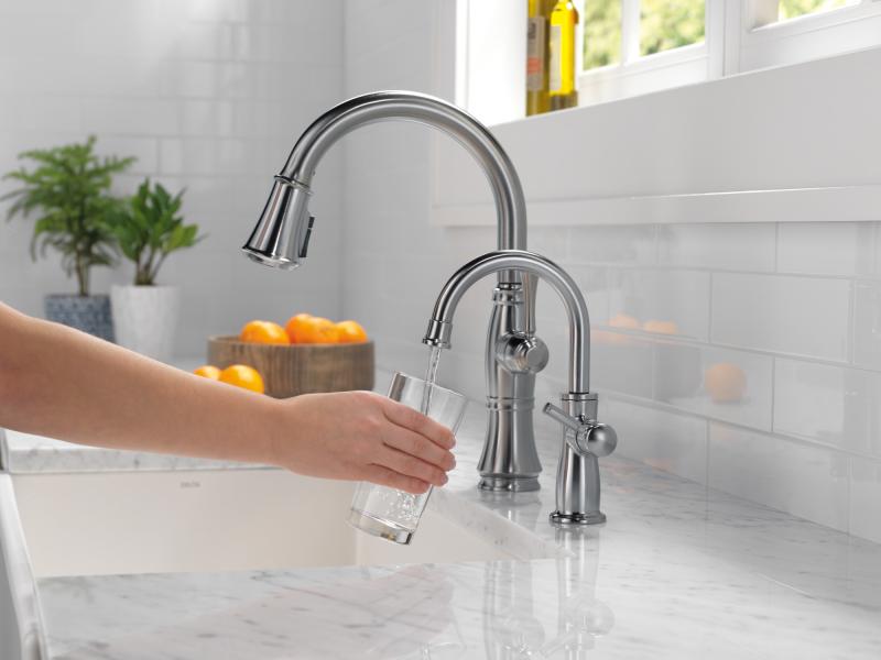 DELTA Cassidy Single Handle Pull-Down Kitchen Faucet — Lumicoat® Arctic Stainless