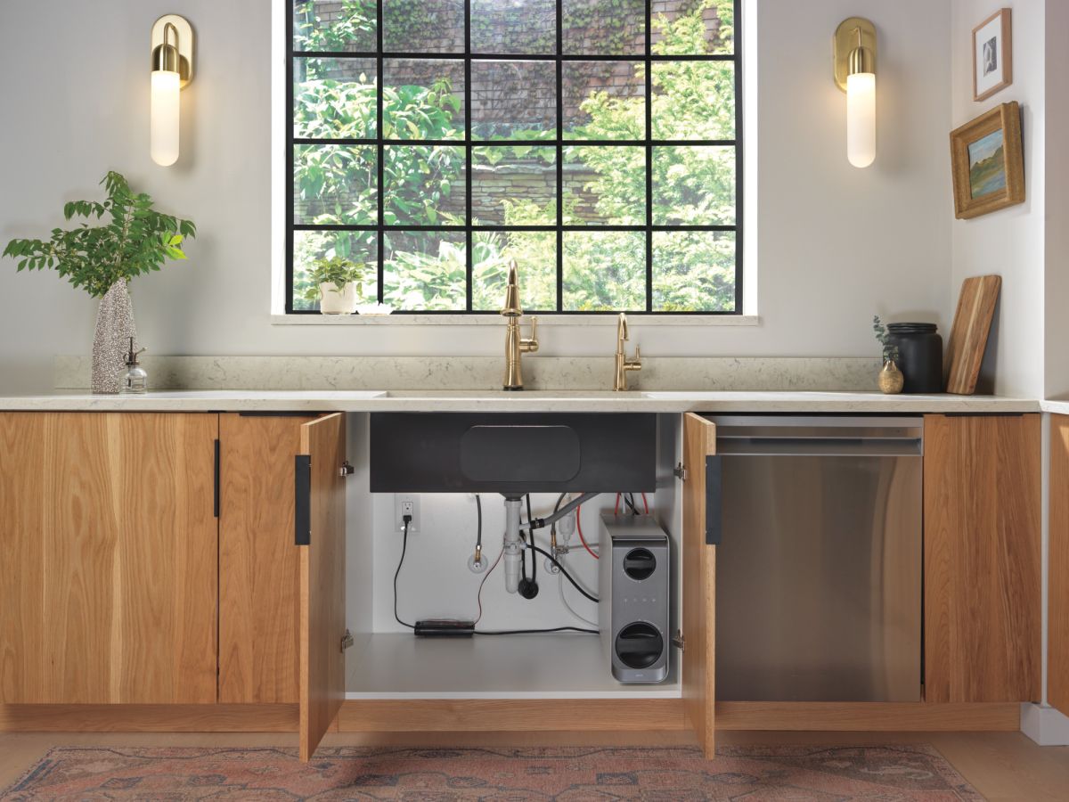 DELTA Cassidy Touch2O Technology Kitchen Faucet with Touchless Technology — Lumicoat® Champagne Bronze