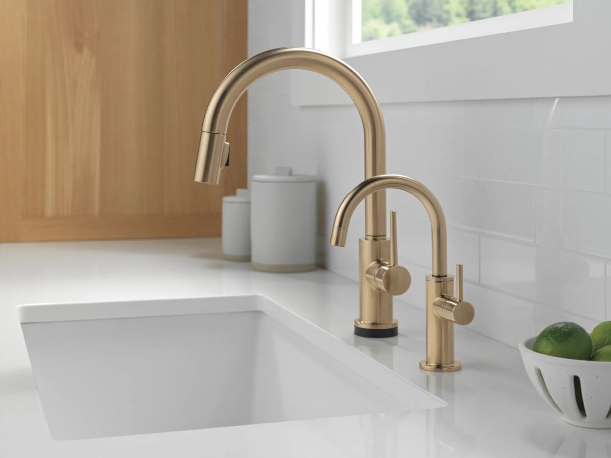 DELTA Trinsic Single Handle Pull-Down Kitchen Faucet with Touch2O Technology — Champagne Bronze