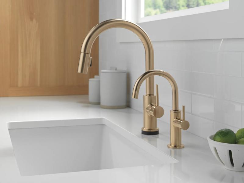 DELTA Trinsic Single Handle Pull-Down Kitchen Faucet with Touch2O Technology — Champagne Bronze