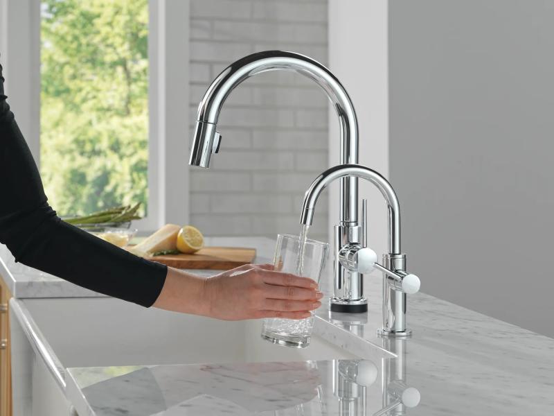DELTA Trinsic Single Handle Pull-Down Kitchen Faucet with Touch2O Technology — Chrome
