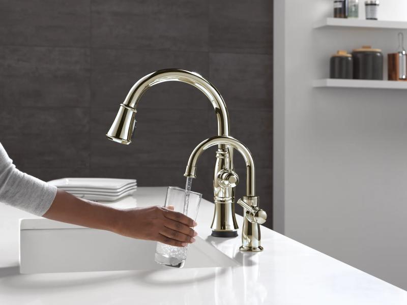 DELTA Cassidy Touch2O Technology Kitchen Faucet with Touchless Technology — Lumicoat® Polished Nickel