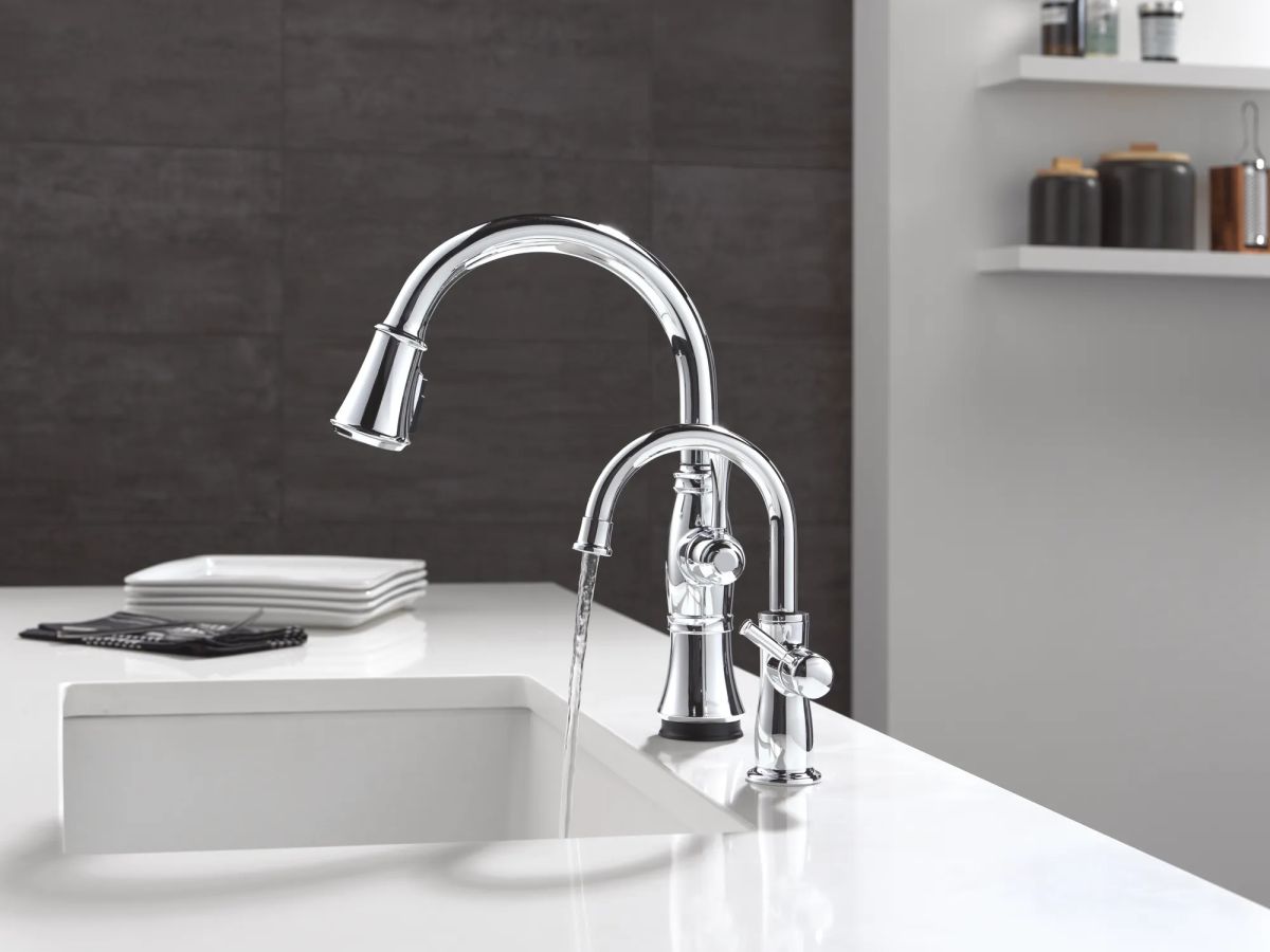 DELTA Cassidy Touch2O Technology Kitchen Faucet with Touchless Technology — Lumicoat® Chrome