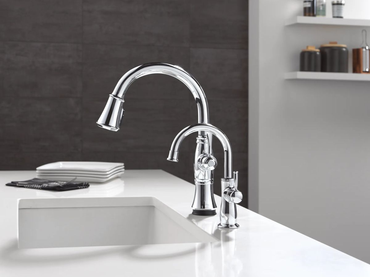 DELTA Cassidy Touch2O Technology Kitchen Faucet with Touchless Technology — Lumicoat® Chrome