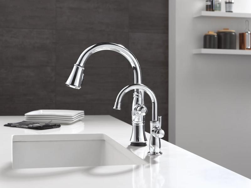DELTA Cassidy Touch2O Technology Kitchen Faucet with Touchless Technology — Lumicoat® Chrome