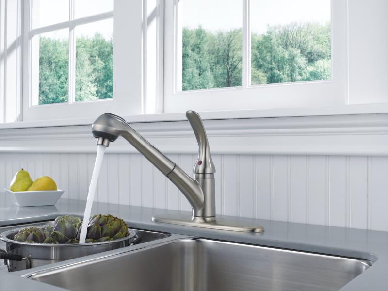 DELTA Foundations Single Handle Pull-Out Kitchen Faucet — Stainless