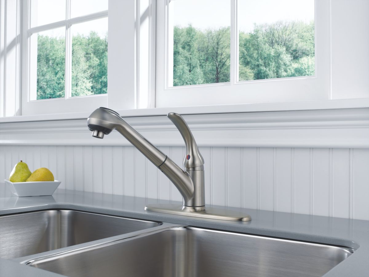 DELTA Foundations Single Handle Pull-Out Kitchen Faucet — Stainless