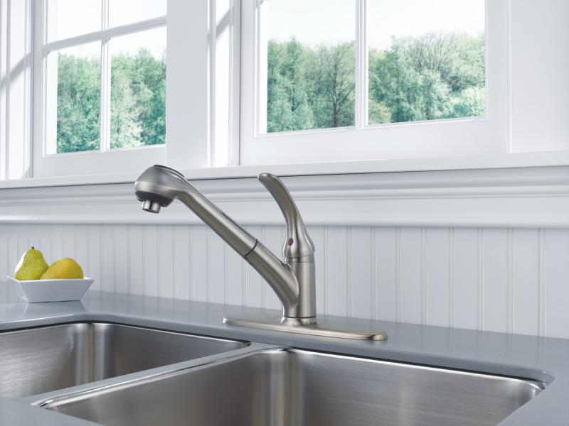 DELTA Foundations Single Handle Pull-Out Kitchen Faucet — Stainless