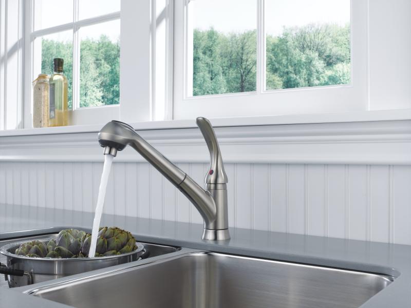 DELTA Foundations Single Handle Pull-Out Kitchen Faucet — Stainless