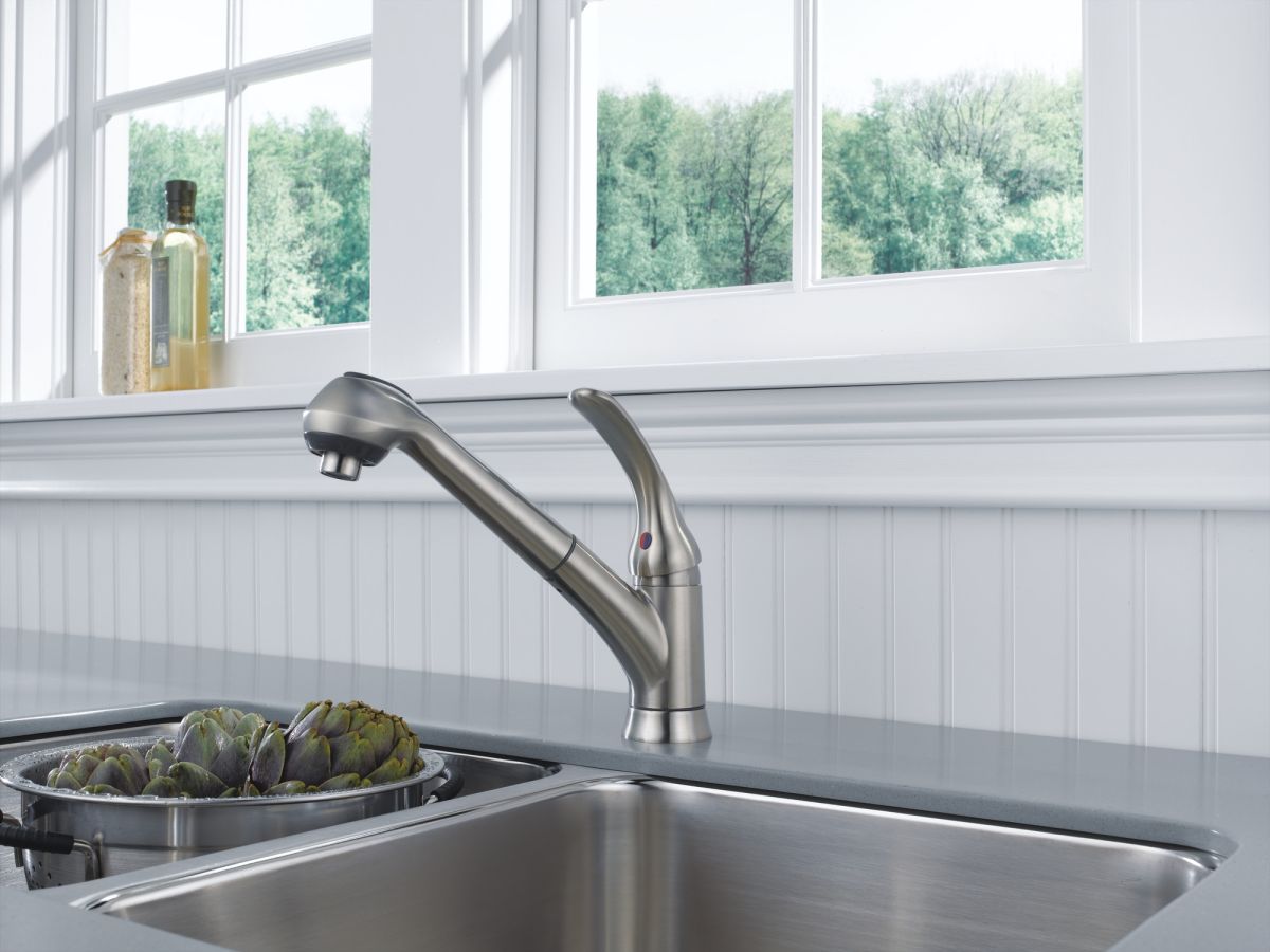 DELTA Foundations Single Handle Pull-Out Kitchen Faucet — Stainless