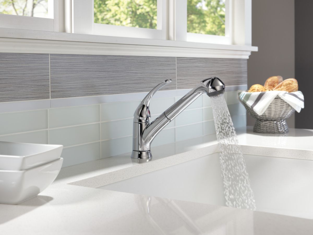 DELTA Foundations Single Handle Pull-Out Kitchen Faucet — Chrome