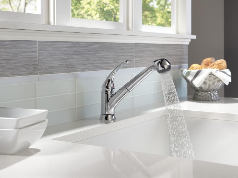 DELTA Foundations Single Handle Pull-Out Kitchen Faucet — Chrome