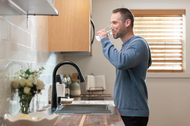 DELTA Essa Touch2O Technology Kitchen Faucet with Touchless Technology — Matte Black