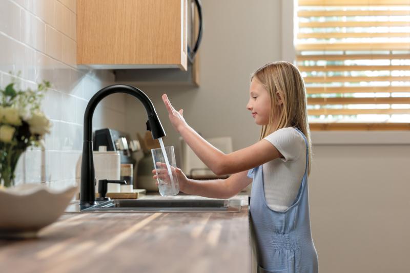 DELTA Essa Touch2O Technology Kitchen Faucet with Touchless Technology — Matte Black