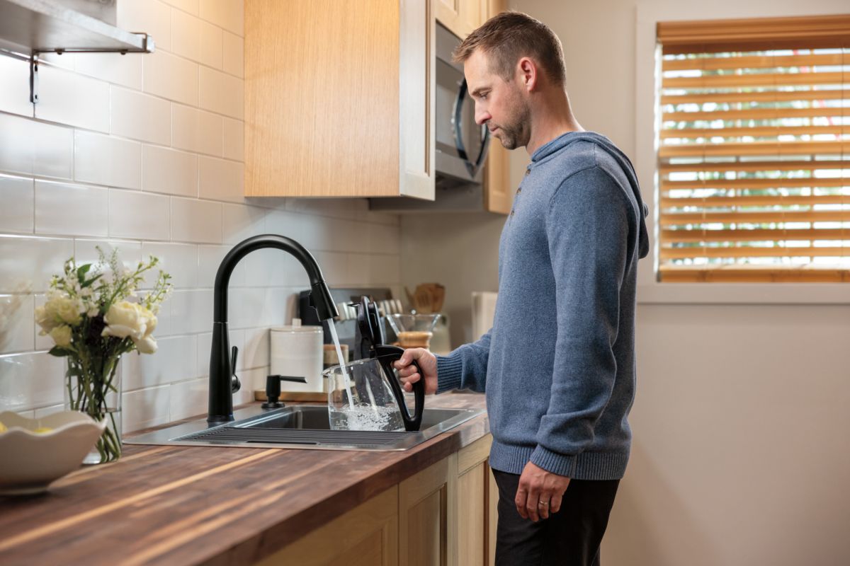 DELTA Essa Touch2O Technology Kitchen Faucet with Touchless Technology — Matte Black
