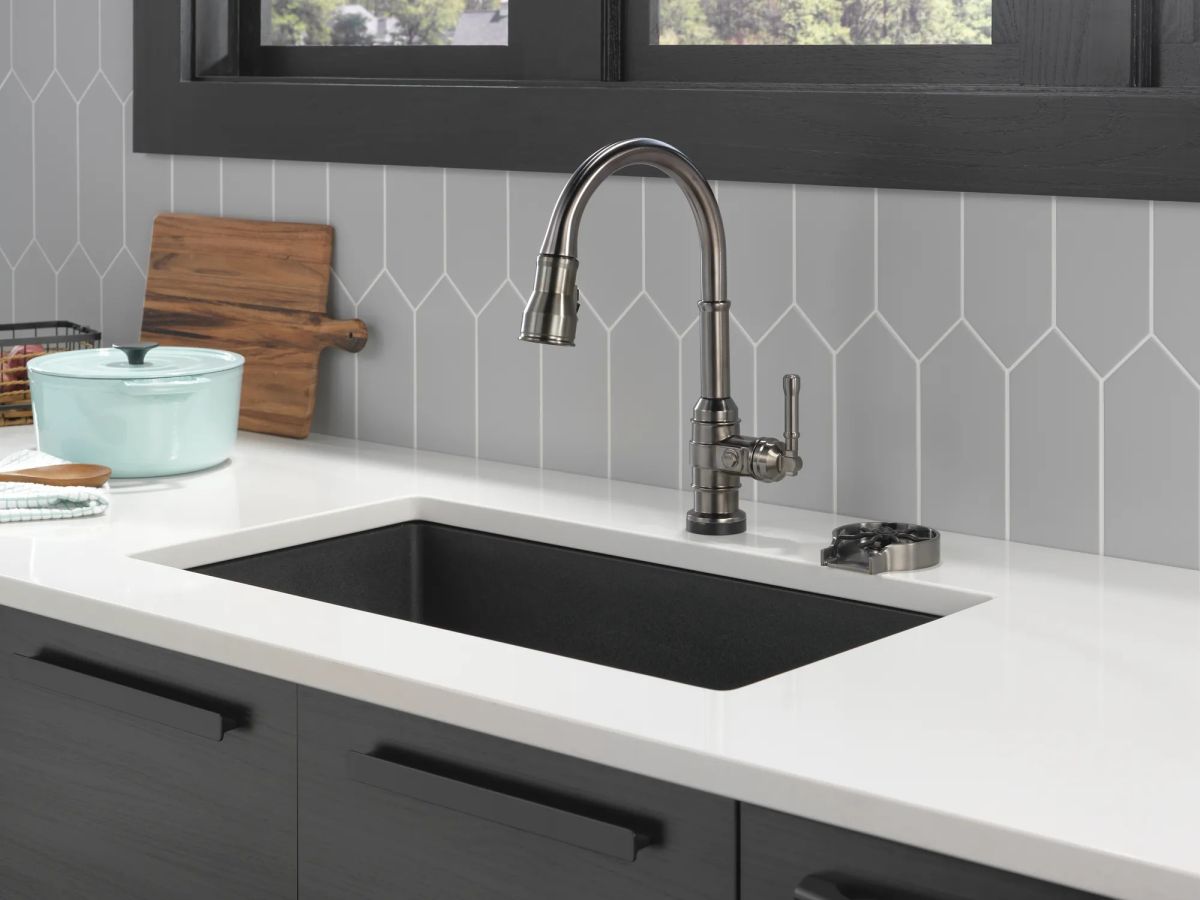 DELTA Broderick Single Handle Pull-Down Kitchen Faucet With Touch2O  Technology — Black Stainless